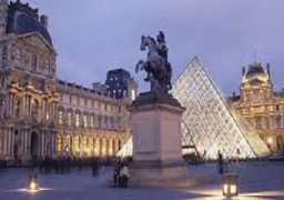 مجهول يحاول اقتحام منطقة متحف اللوفر