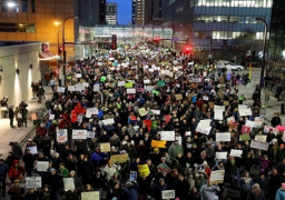 مظاهرات أمام مبنى الاتحاد الفيدرالى بولاية مينيسوتا ضد ترامب