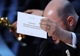 “مونلايت” ينتزع أوسكار أفضل فيلم بعد إعلان فوز “لا لا لاند” بطريق الخطأ