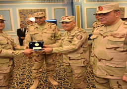 وزير الدفاع والإنتاج الحربى يلتقى بقوات حرس الحدود