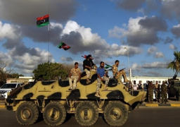 الجيش الليبى يبدأ مطاردة الجماعات المسلحة فى الصحراء بعد استعادة السيطرة على الهلال النفطى