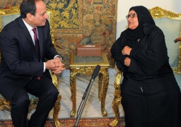 الرئيس يلتقى بالسيدة سبيلة التى تبرعت بكامل ثروتها لصندوق تحيا مصر