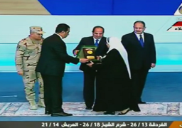 السيسي يكرم عددا من أسر شهداء الجيش والشرطة