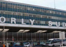 الشرطة الفرنسية تقتل رجلاً سرق سلاح من شرطى بمطار أورلى .. ومسح شامل للمطار بعد اخلاءه