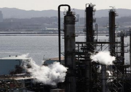 النفط يصعد لأعلى مستوى في نحو شهر مع انخفاض المعروض