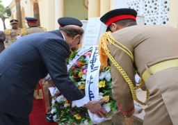 بالصور.. وضع أكليل من الزهور بمقابر الشهداء بالخفير
