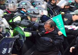 بالصور..إصابة 7 من الشرطة في احتجاجات بكوريا الجنوبية