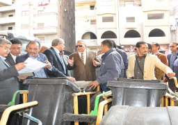 بالصور..توزيع معدات نظافة جديدة على شوارع بولاق الدكرور