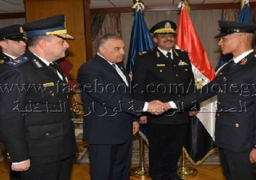رئيس أكاديمية الشرطة يكرم الضباط والطلاب المتميزين