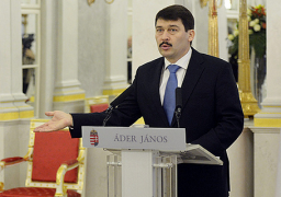 رئيس المجر يوقع على قانون يسمح باحتجاز جميع طالبي اللجوء حتى الأطفال