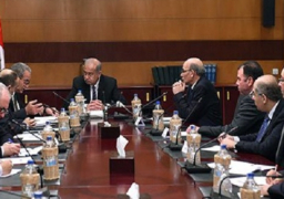 خلال اجتماع مع وزيرى التموين والزراعة .. رئيس الوزراء : بدء توريد القمح 15 ابريل وحظر تسليمه بالشون الترابية