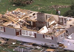 رياح شديدة تقتلع أسقف المنازل بولاية ميشيجان الأمريكية