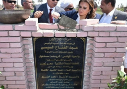 بالصور .. سحر نصر تضع حجر اساس فرع مجمع الاستثمار فى قنا