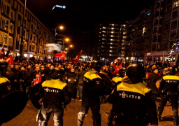 قوات الأمن الهولندية تفرق مظاهرة مؤيدة لأردوغان في روتردام