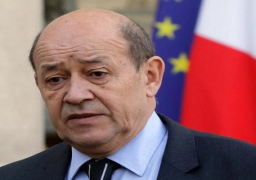 وزير الدفاع الفرنسي يعلن دعمه للمرشح الرئاسي الوسطي ايمانويل ماكرون