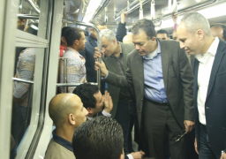 بالصور .. وزير النقل في زيارة مفاجئة لمحطات مترو الأنفاق