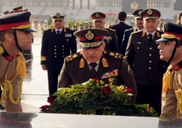 وزير الدفاع ينيب قادة الجيوش لوضع أكاليل الزهور على قبر الجندى المجهول