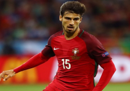 “جوميز” يغيب عن مران “برشلونة” وانضمام 4 شباب