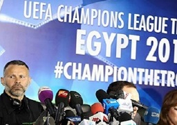 ريان جيجز يحمل كأس أوروبا في مصر