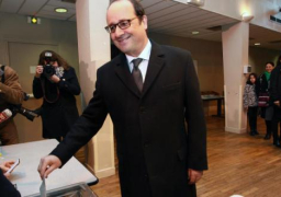 أولاند يدلي بصوته في الانتخابات الرئاسية