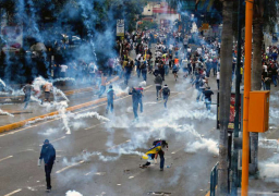 اشتباكات عنيفة بين المتظاهرين والأمن بفنزويلا