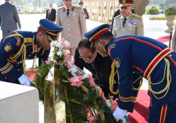 بالفيديو …الرئيس السيسى يضع اكليلا من الزهور على قبر الجندى المجهول بمناسبة ذكرى تحرير سيناء