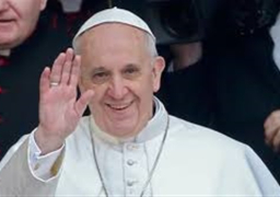 بابا الفاتيكان يبارك أيقونة تحمل صورة وشعار رحلة العائلة المقدسة إلى مصر