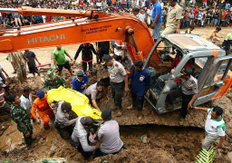 قتلى ومفقودون بانزلاق أرضي في إندونيسيا