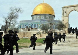 مئات المستوطنين يقتحمون الأقصى بالقدس والحرم الإبراهيمي