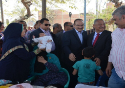 محافظ بني سويف يحتفل بشم النسيم مع المواطنين