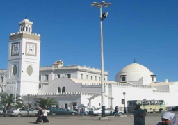 مختل يحرق عشرات المصلين في مسجد بالجزائر