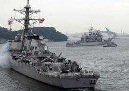 مواجهة متوترة بين مدمرة صاروخية أمريكية وسفينة إيرانية