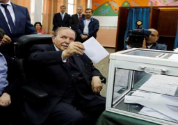 الرئيس الجزائري يدلي بصوته في الانتخابات التشريعية