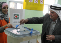 الفلسطينيون يبدأون التصويت في انتخابات بلدية بالضفة الغربية