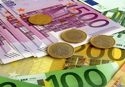 اليورو يسجل أعلى سعر في 6 أشهر أمام الدولار بفعل مخاوف سياسية