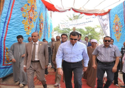 بالصور.. محافظ أسيوط يفتتح مسجد بقرية فى أبنوب ويصلى الجمعة به