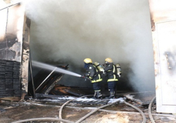 بالصور..مصرع 3 عمال في حريق مستودع خشب بمكة