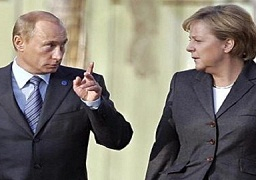 الكرملين: بوتين وميركل يناقشان هاتفيا حادثة البحر الأسود