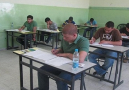 دخول طلاب الدبلومات لجان الامتحانات لاستلام أدوات الوقاية من كورونا والخضوع للتفتيش