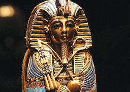 بدء تغليف السرير الجنائزى الخاص بتوت عنخ أمون