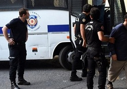 تقرير: أوامر باعتقال 85 موظفا بوزارتين تركيتين ضمن تحقيقات محاولة الانقلاب