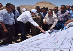 محافظ أسيوط يتفقد المرحلة الثانية لطريق محور الهضبة الغربية
