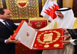 ملك البحرين يمنح الرئيس السيسي “أرفع الأوسمة”