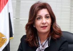 وزيرة الهجرة تستقبل طفلتين بالمطار توفي والدهما بالسعودية