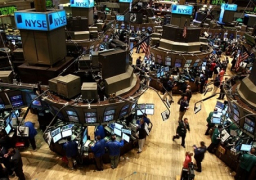 وول ستريت تغلق منخفضة متأثرة بخسائر لأسهم البنوك وشركات الطاقة