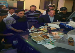 الرئيس يفاجئ أحد الأكمنة الأمنية بالقاهرة بالزيارة وقت الإفطار