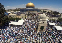 أكثر من 300 ألف يؤدون صلاة الجمعة الثالثة برحاب المسجد الأقصى المبارك