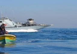 الاحتلال الإسرائيلي يستهدف مراكب الصيادين وسط غزة