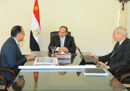 بالصور.. الرئيس يستعرض مع وزير الاسكان تطور العمل بالعاصمة الإدارية