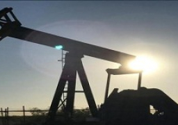 النفط يرتفع.. وتنامي المعروض يقيد المكاسب